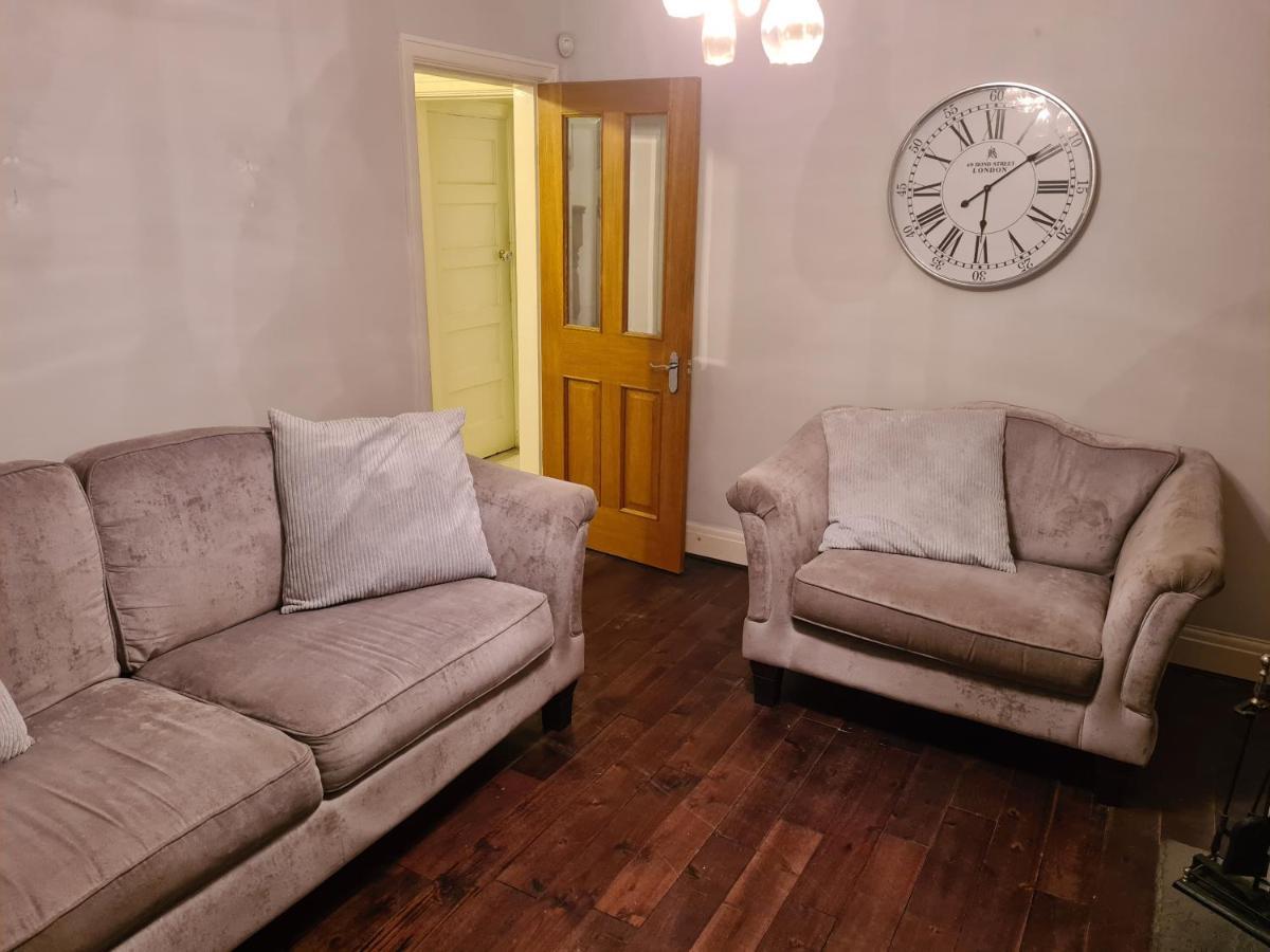 L & J Escapes- 4 Bedrooms Suitable For Contractors And Families- Large Private Parking-10 Minutes To M6 Junction 9 Coseley Εξωτερικό φωτογραφία